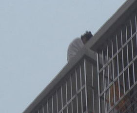 遇上感情难题 一女子坐在11楼顶边缘想 吹吹风 