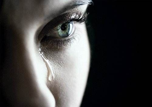 流泪只是一种情绪的发泄,但总有人认为它是一种懦弱的表现