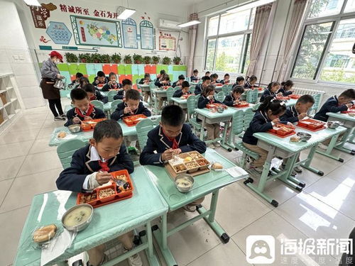 探访中小学生配餐 中央厨房 丨2小时加工2.75万份午餐 饭菜入口时不低于60