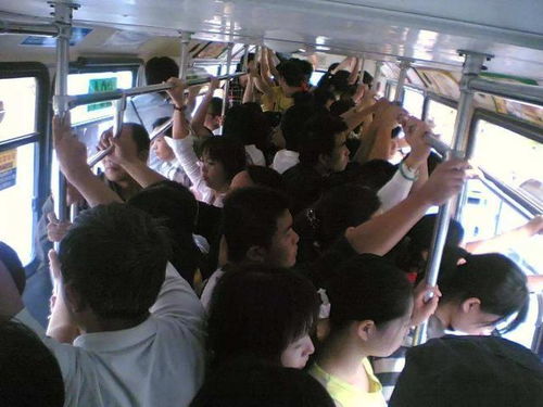 爆笑经典女生对话，一天在公交车上，由于拥挤一男一女发生了碰撞