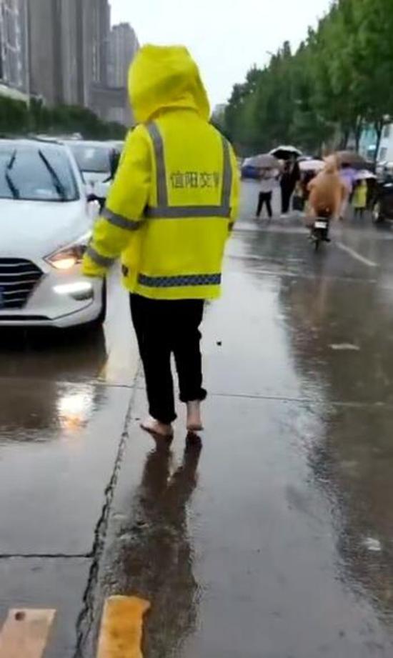 交警雨中光脚执勤(交警光脚执勤感动网友 他却说：我才是被感动的那个)