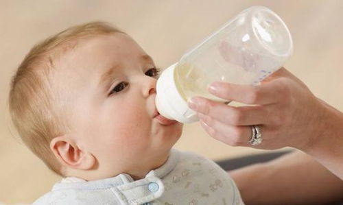 宝宝 我好难受 快出来了？把奶挤进奶瓶里给宝宝喝,对宝宝好吗