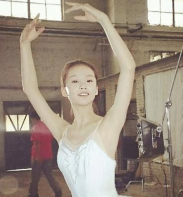 刘诗诗早年芭蕾舞照片被疯传,当她举起胳膊时,是个女生都羡慕