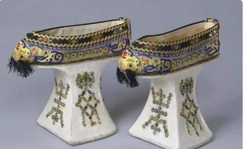 清朝嫔妃所穿的 花盆底鞋 ,除了方便皇帝,还有很重要的用处