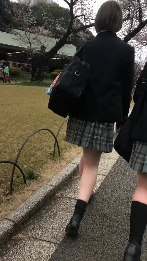 日本女孩子走路都有点别扭啊 