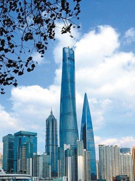 上海大楼632米高,风大时摆动幅度为1米,里面的人就像荡秋千