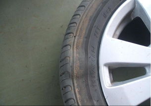 新买的铃木新奥拓15天出现轮胎鼓包,外面没伤痕,里面有裂痕,大家评论下是这车胎质量原因还是 