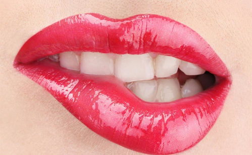 口红只是用来涂在嘴唇妆饰那就太无知了,口红还可以防止唇部老化