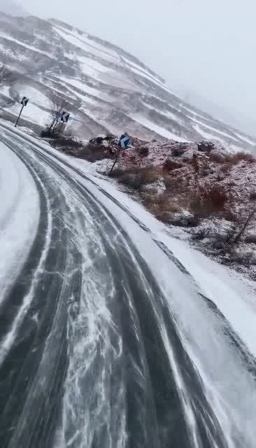 这就是七道梁的路况,雪天路滑,遇到这样的长下坡路你敢开吗 