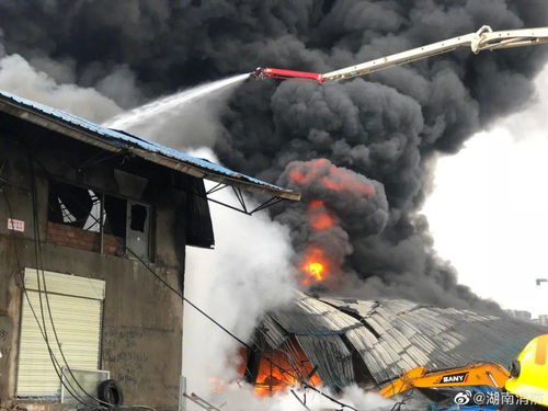 突发 长沙一仓库起火,154名消防员紧急扑救 视频