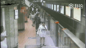 乘客翻越站台门被困,千钧一发之际,众人抬起了地铁列车 附视频 