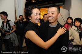 蒋雯丽处女作首映秀美腿 当众拥抱顾长卫破婚变 