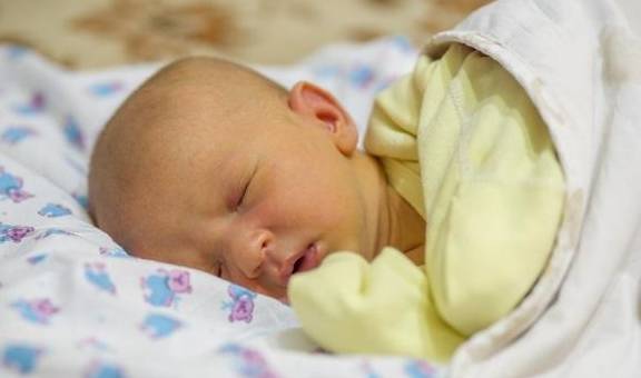 宝宝刚生出来 黄疸偏高 多是这些原因,不必太着急