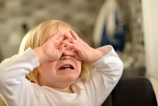 为什么带一两岁的娃比扛包都累 遇上执拗期的孩子哭闹,该怎么办