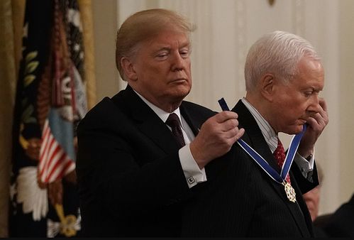 颁发总统奖章碰到熊孩子,特朗普爱搞颁奖仪式,甚至自己授予自己