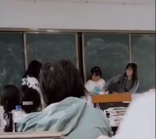 黄冈一女老师体罚学生被拍,女学生排队挨耳光,两女生哭着离开