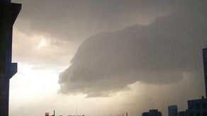 沈城突降大雨 网友命名 黑云压城欲推倒 