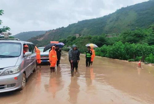 山东一家五口自驾太行1号公路,突遇暴雨,落石泥石流真...,暴雨夜袭四川冕宁一家5口遇难，此次暴雨有多少人受灾？-第4张图片