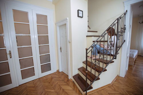 怎样算卧室门对着楼梯,图里右上角的卧室门叫对着楼梯吗 
