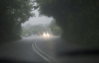 为什么天会下暴雨和雷阵雨呢？