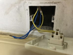 开关改插座要怎么接线,如图所示,两根黄色的线有电应该是火线,两根蓝色的线没电 