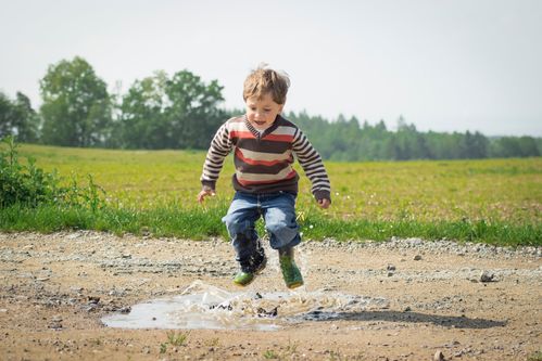 孩子玩水 玩沙背后的秘密 享受流动的乐趣,这样玩耍孩子更自信