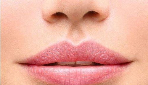 想要 嘴唇变薄 的女生,这3行为再习惯也要改,厚嘴唇拉低颜值