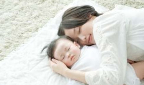 原创宝宝为什么抱着睡得香，放下来就醒呢？看完或许你就知道了