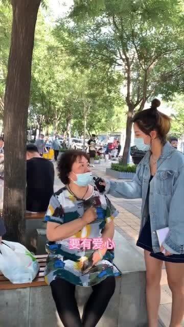 年轻人结婚不生孩子有错吗 街头大妈说得太有水准了 