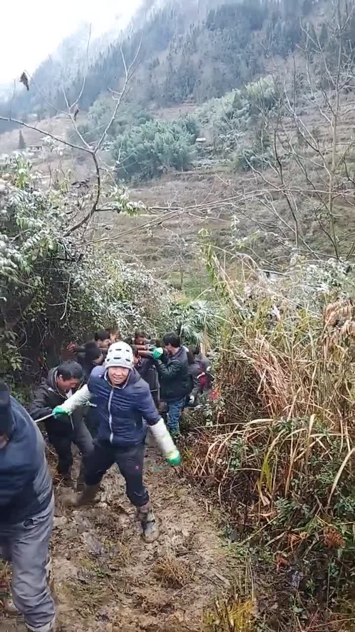 下雨了山上的路异常的难走 