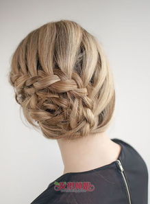 今年最流行中年女性的发型 中年女士扎麻花辫子