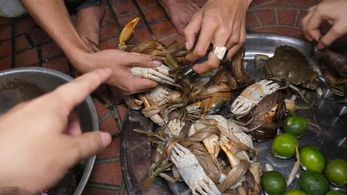 男子河里捉到20多只大螃蟹,拿回家做成螃蟹宴,出锅后让人惊艳