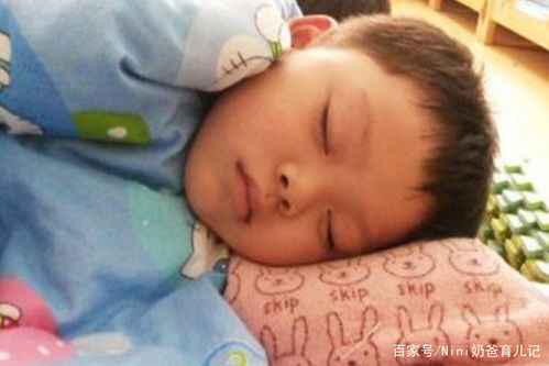 宝宝睡着后 不老实 ,并不是在做梦,而是给家长传递 信息