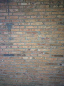 老房子没装修,想弄一间自己先睡 问下就是什么都没弄过的红砖墙可不可以贴墙纸什么会好看,可是他们说 