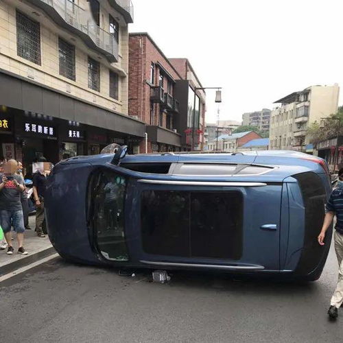 突发 自由路上一荣威汽车在公路上 翻筋斗 ...