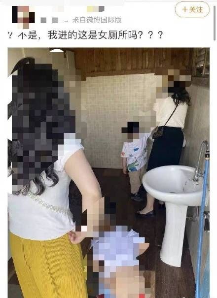 宝妈带男孩进女厕所,活该被骂不知廉耻吗