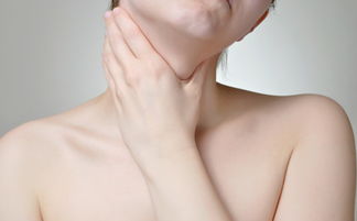 女生为什么有喉结 或是内分泌失调导致 