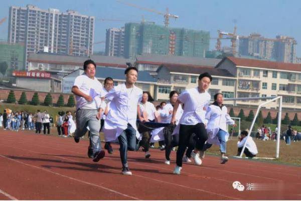 医学生抬着担架狂奔,飒