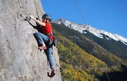 隐秘的角落 火出圈 一起爬山 的英语是 climb the mountain