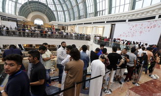 迪拜发售苹果新机 民众挤商场排队抢购 
