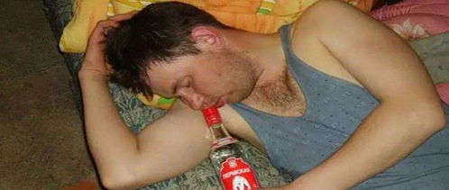 俄罗斯人喝酒有多拼 买不起25块一瓶的酒,于是把沐浴露当酒喝