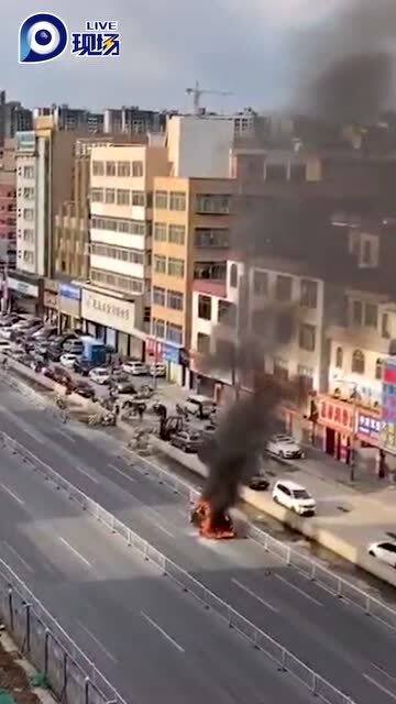 危险 广州番禺一小车突发起火,伴有多声爆炸声 