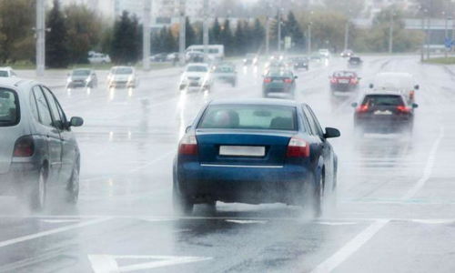 跑高速遇暴雨,同时开双闪和雾灯 交警 能开车到现在运气真不错