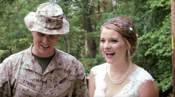 海军哥哥因在军营无法参加妹妹婚礼...但典礼当天 他惊喜 献上有诚意大礼...让新娘感动落泪 