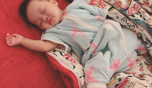 宝宝睡着总无意识地 满床滚 ,表明带娃方式不合适,家长要上心