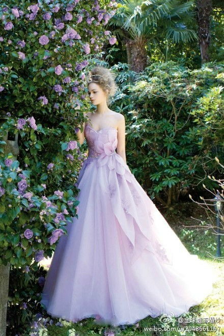 唯美梦幻的淡紫色婚纱