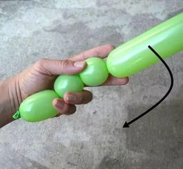 气球造型教程 怎么用长条魔术气球扭小狗 