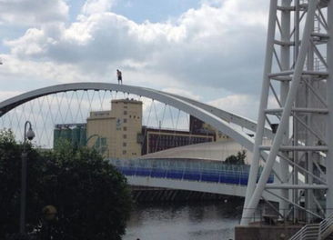 英少年从15米高桥跳入运河引震惊 多人曾因此丧命