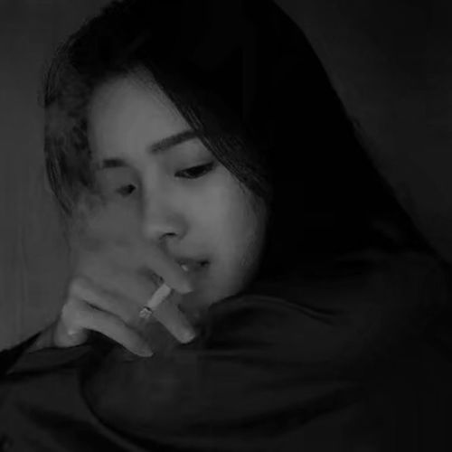 黑夜抽烟的女人