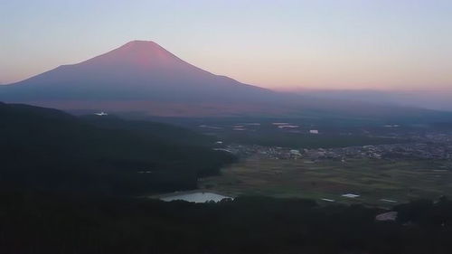 蜿蜒曲折,连绵不断的大山,多么震撼人心的大自然的景色啊 